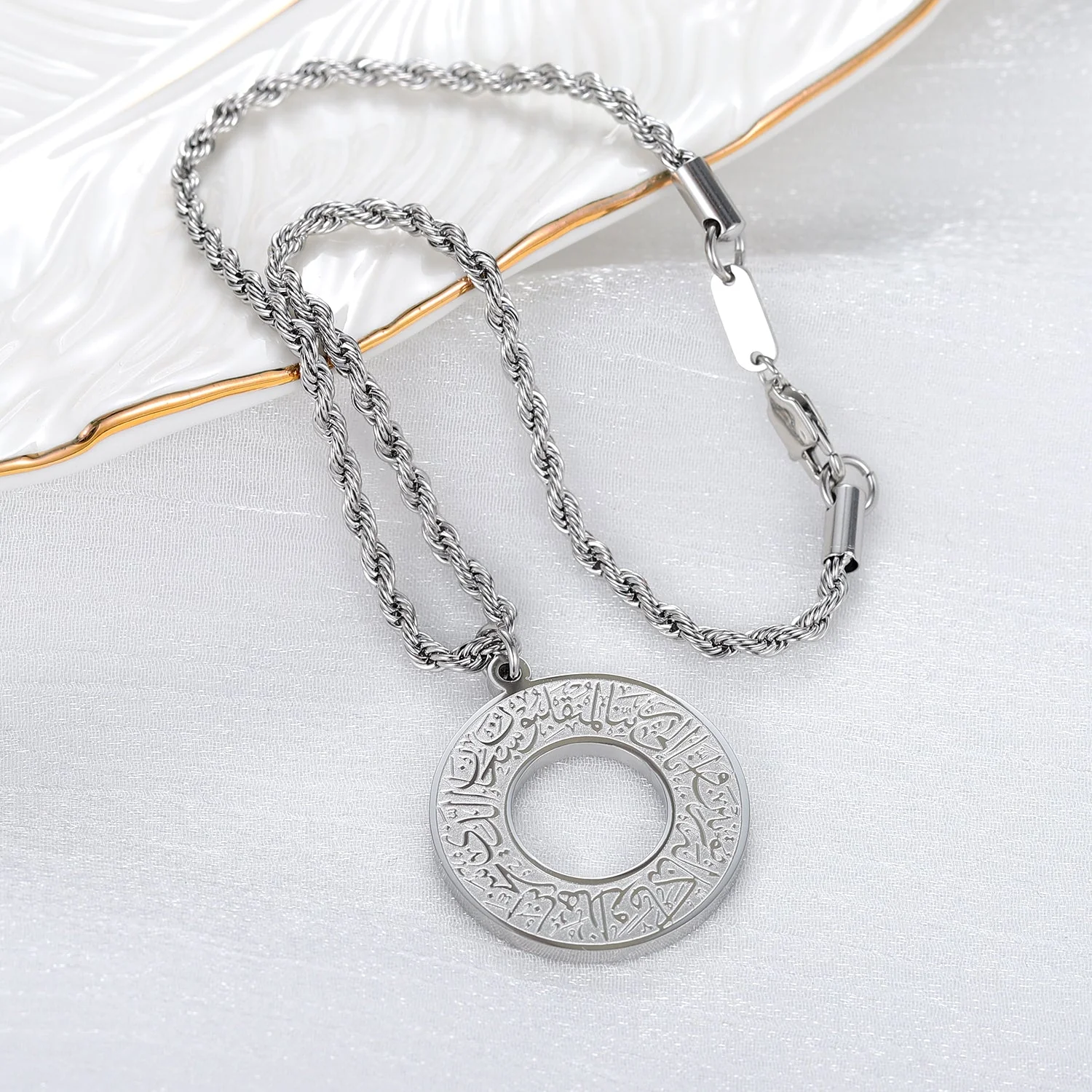 صورة قلادة دائرية بنقوش عربية من زامبيل - AyatAmulet